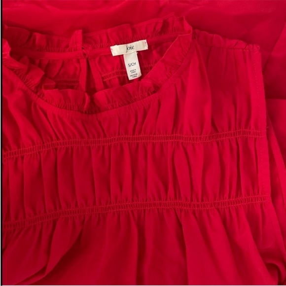 Joie Rose Petal Red (Cayenne)
Sleeveless Smocked Keyhole Back Tank
Blouse Small - Picture 8 of 9